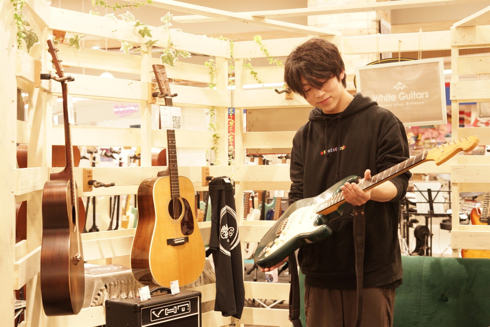 スタッフ | White Guitars – Guitars Shop Hakusan | MPC 楽器