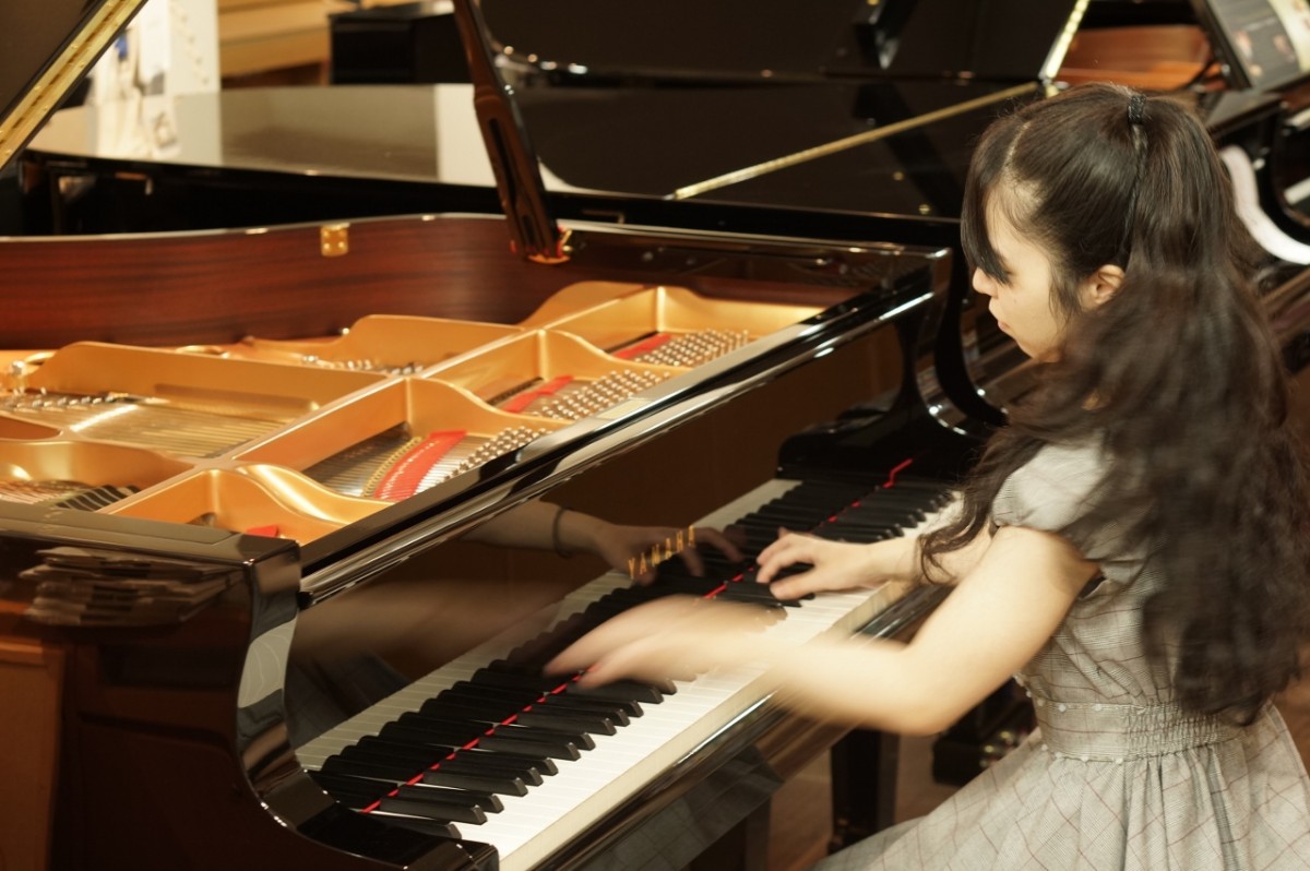 竹田理琴乃さんに特別なピアノを試弾していただきました！ - ピアノ