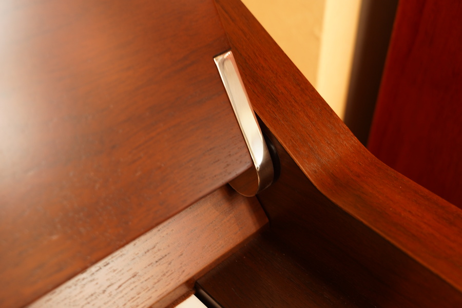 クリスマスにぴったりの木目アップライトピアノが入荷しました