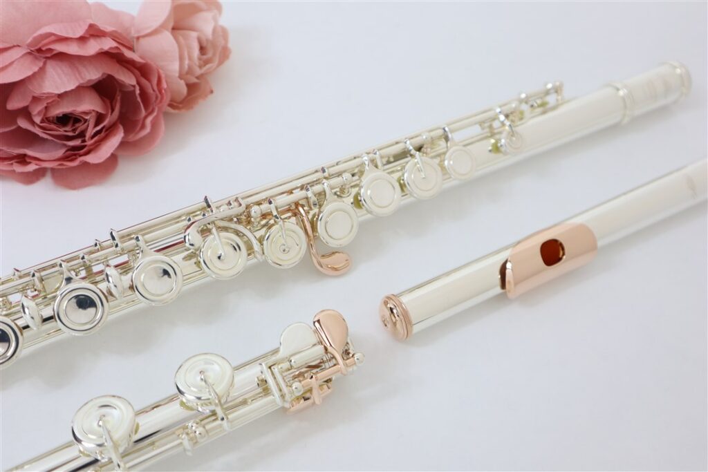 アルタスフルートにピンクゴールドをあしらった Rose シリーズ Brasstekオリジナルモデル Altus Brasstek 管楽器専門店 Brasstek 高岡 Mpc楽器センター高岡管楽器専門店 Brasstek 高岡 Mpc楽器センター高岡