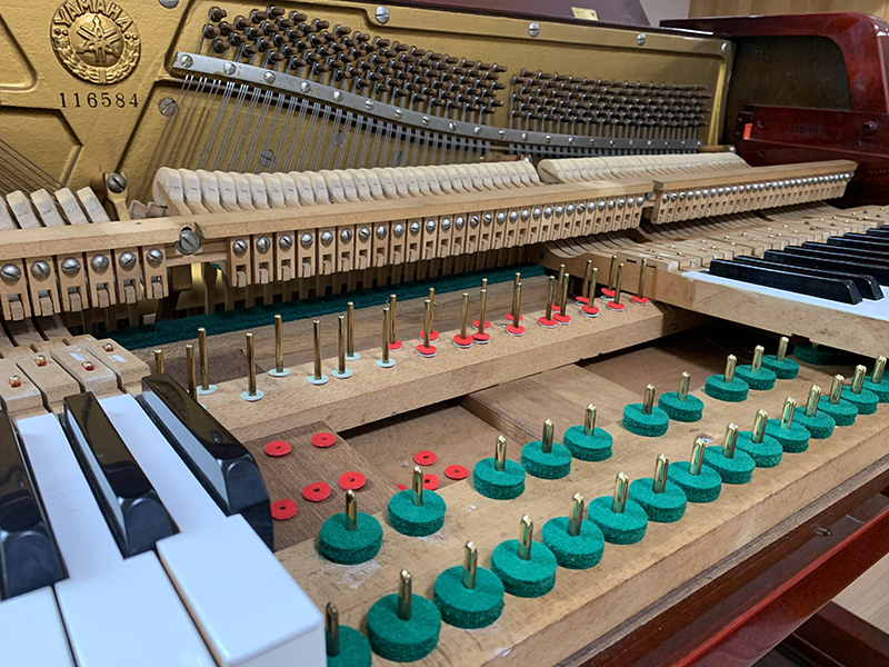 とても珍しいヤマハのスピネットピアノ MPC ピアノメンテナンス（調律、クリーニング、消音装置取付）MPC ピアノメンテナンス（調律